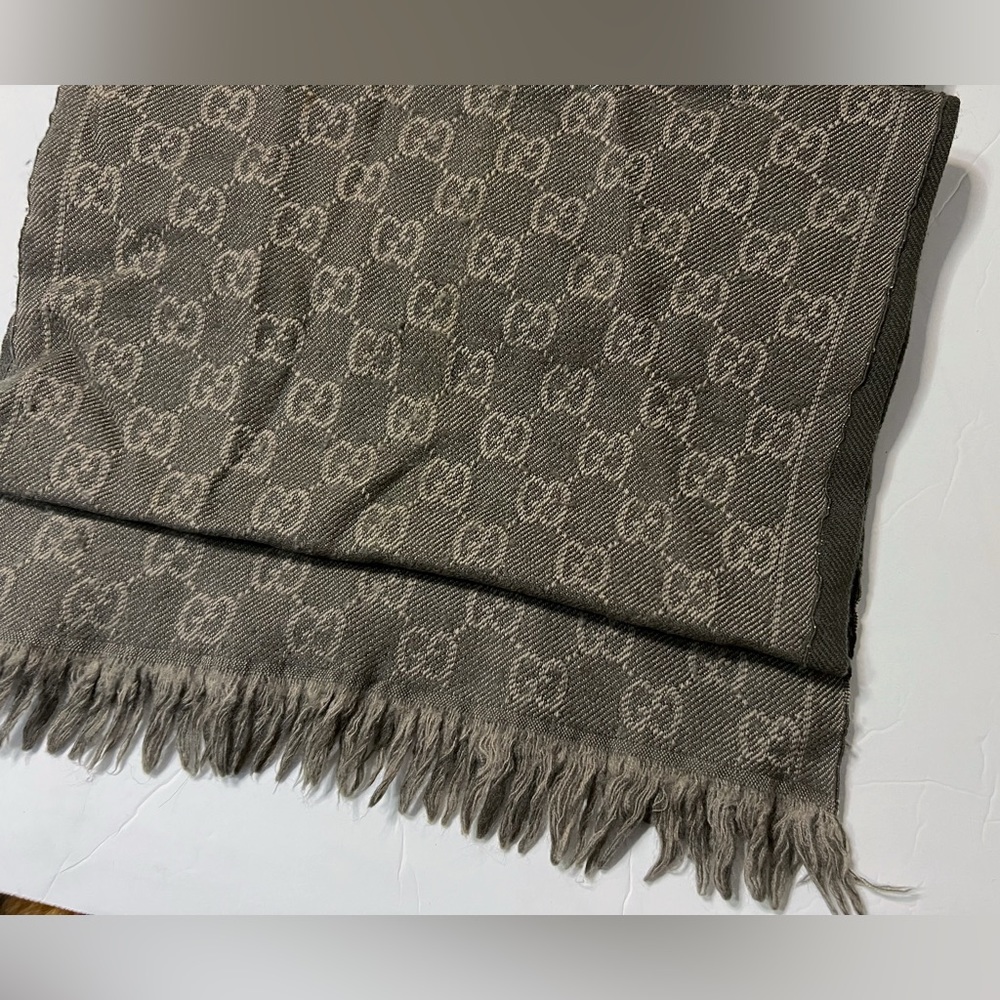 Authentic Gucci wool  Scarf - Picture 9 of 13